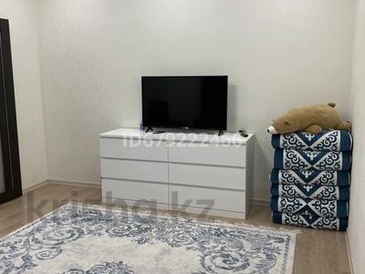 2-комнатная квартира, 68 м², 5/9 этаж помесячно, 10 мкр 25 за 240 000 〒 в Аксае