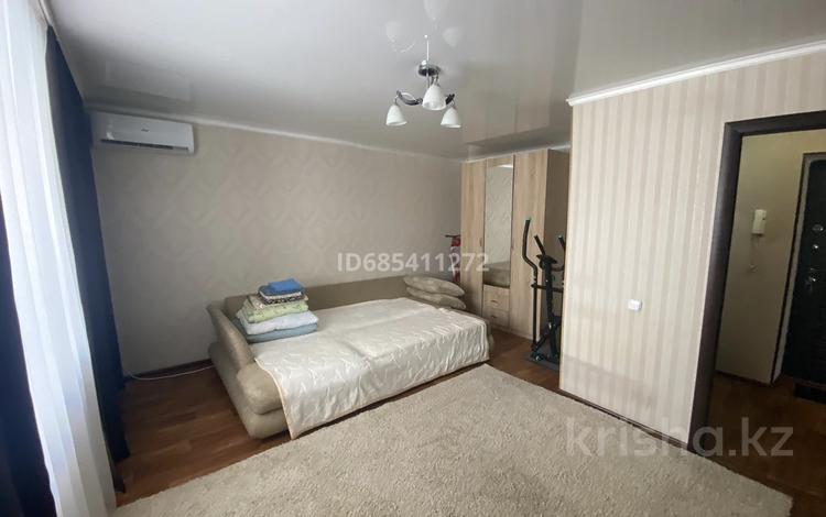 1-бөлмелі пәтер · 35 м² · 2/5 қабат, Курмангазы 168, бағасы: 10 000 ₸ в Уральске — фото 2