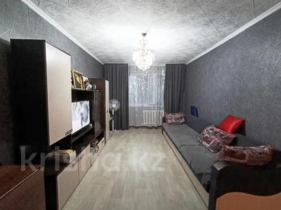 3-комнатная квартира, 63 м², 1/5 этаж, Пришахтинск, 21й микрорайон 14 за 13 млн 〒 в Караганде, Алихана Бокейханова р-н