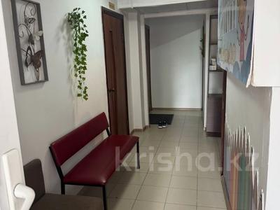 Свободное назначение, офисы, магазины и бутики, склады, салоны красоты, медцентры и аптеки, образование, развлечения · 100 м² за 17.5 млн 〒 в Атырау, мкр Центральный