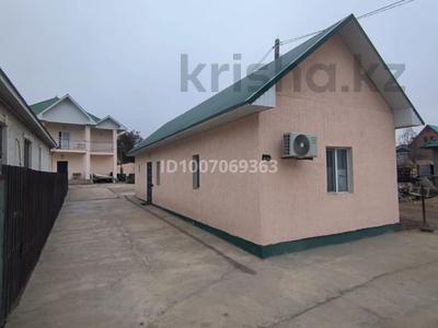 Отдельный дом · 2 комнаты · 60 м², Калимова 44а за 150 000 〒 в Атырау, мкр Авангард-3