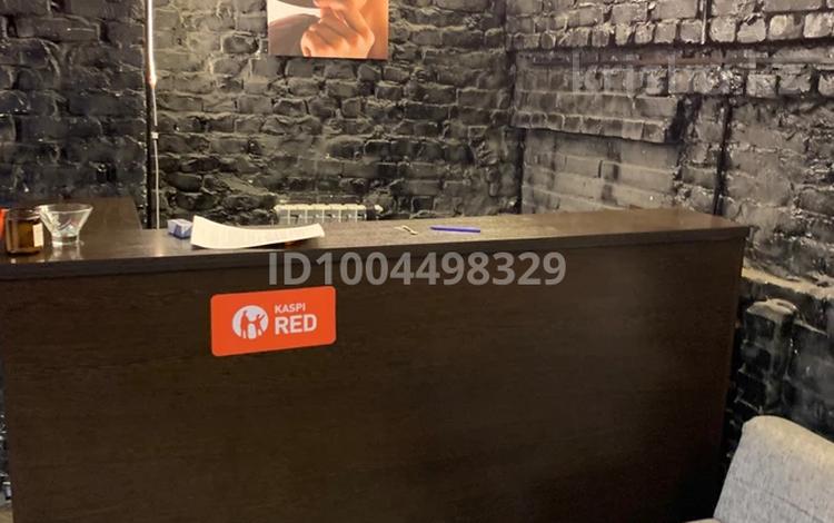 Свободное назначение, офисы, магазины и бутики, склады, общепит, салоны красоты, бани, гостиницы и зоны отдыха, медцентры и аптеки, образование, развлечения · 400 м² за 50 млн 〒 в Караганде, Казыбек би р-н — фото 2