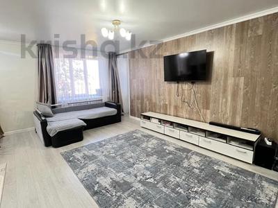 3-комнатная квартира · 80 м² · 1/5 этаж, Молдагуловой 15/4 за 35.5 млн 〒 в Усть-Каменогорске