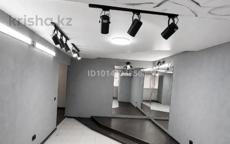 Свободное назначение, магазины и бутики, салоны красоты · 58 м² за 250 000 ₸ в Уральске, мкр Школьник — фото 2