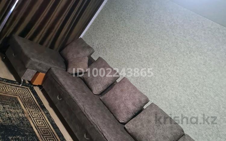 3-комнатная квартира · 49 м² · 1/5 этаж, мкр Новый Город, Нуркена абдирова 6 за 15 000 ₸ в Караганде, Казыбек би р-н — фото 2