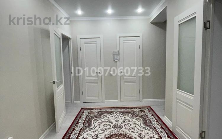 2-бөлмелі пәтер · 64 м² · 3/7 қабат, мкр. Алтын орда 201В, бағасы: 28 млн ₸ в Актобе — фото 2
