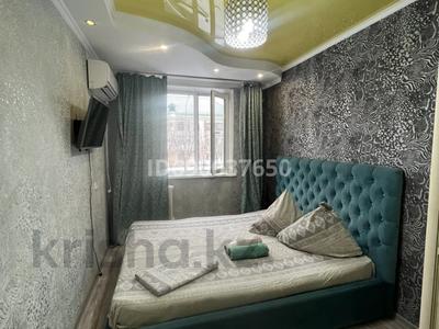 2-бөлмелі пәтер, 57 м², 2/5 қабат тәулігіне, Абая 52, бағасы: 15 000 〒 в Уральске