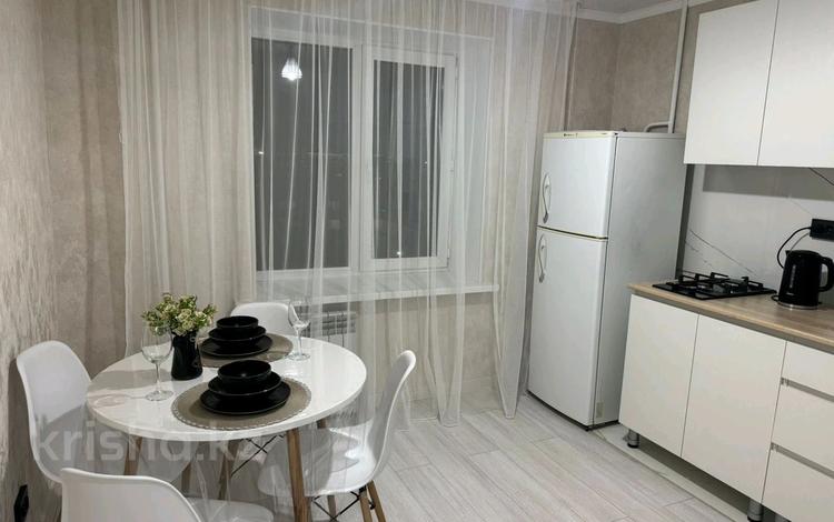 1-бөлмелі пәтер · 40 м² · 8/9 қабат, мкр 8, 101 стрелковой бригады 6 кор1, бағасы: 12 000 ₸ в Актобе — фото 2