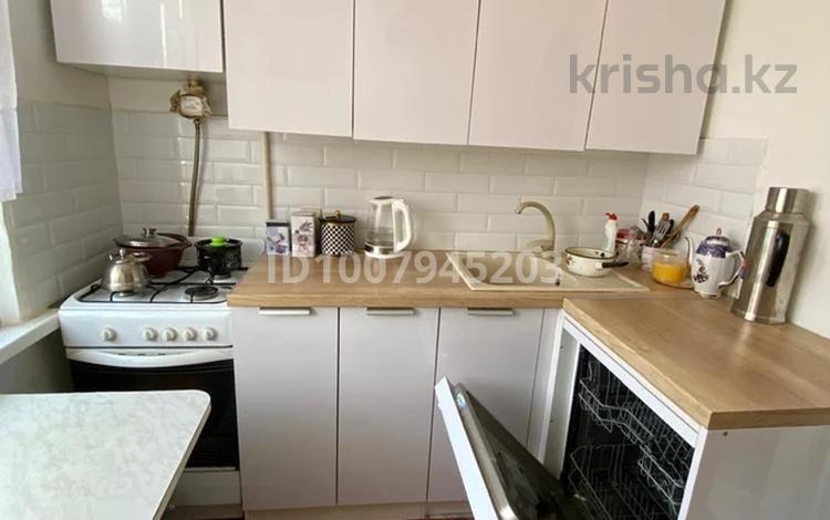 3-комнатная квартира · 64 м² · 2/5 этаж, мкр Северо-Восток, Магистральная 1 за 18 млн ₸ в Уральске — фото 2