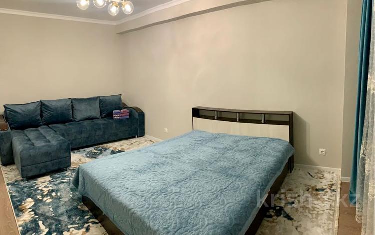1-комнатная квартира · 50 м² · 7/21 этаж, Варламова за 17 000 ₸ в Алматы, Алмалинский р-н — фото 2