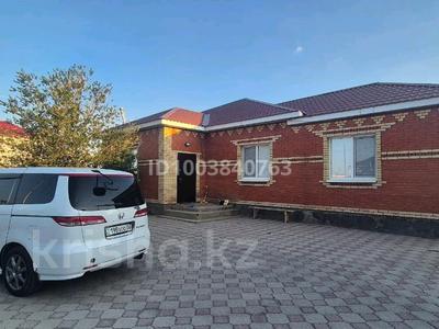 Отдельный дом · 4 комнаты · 220 м² · 10 сот., мкр Кокарна, 2 улица 44 за 35 млн ₸ в Атырау