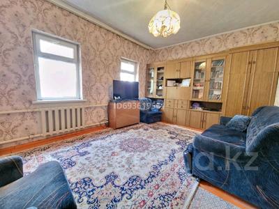4-комнатный дом помесячно, 70 м², Бурундайская 176 за 300 000 〒 в Алматы, Турксибский р-н
