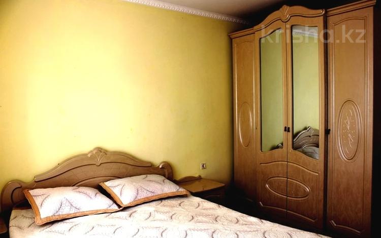 2-комнатная квартира, 68 м² по часам, Сатпаева 34 за 2 000 〒 в Атырау — фото 2