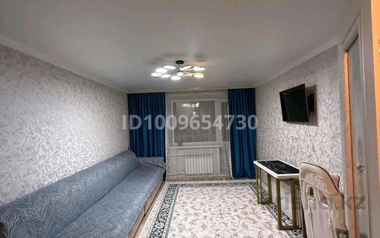 3-комнатная квартира · 65 м² · 2/5 этаж, Майкудук, Майкудук, 18й микрорайон 8 за 22 млн ₸ в Караганде, Алихана Бокейханова р-н — фото 2