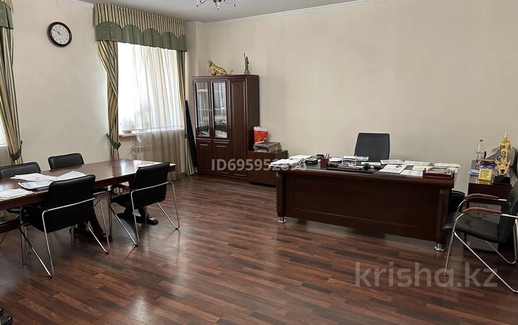 3-бөлмелі пәтер · 145 м² · 2/4 қабат, Амангельди Иманова 9, бағасы: 70 млн ₸ в Астане, р-н Байконур — фото 2