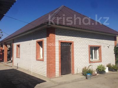 Продажа домов и дачи в Актюбинской обл.: Отдельный дом · 4 комнаты · 75 м² · 5 сот., Т. Жургенова 125 за 16.5 млн 〒 Отдельный дом · 4 комнаты · 75 м² · 5 сот., Т. Жургенова 125 за 16.5 млн 〒 в Актобе, мкр. Курмыш