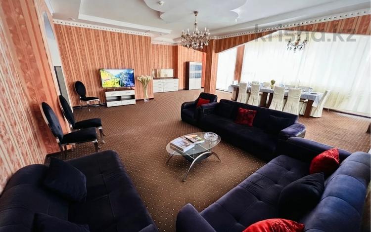 3-комнатная квартира · 250 м² · 5/6 этаж, проспект Каныша Сатпаева 39В за 25 000 ₸ в Атырау — фото 147