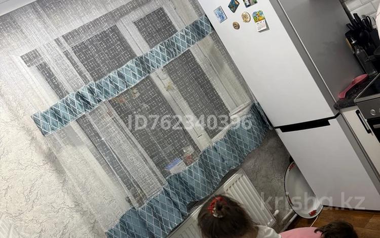 2-комнатная квартира · 48 м² · 5/5 этаж, Майкудук, 12й микрорайон 24 — Рынок Горняк, рядом 1 мин ходьбы остановка библиотека и так же школа №34 ,5 мин ходьбы садик Арман. Площадка детская,спорткомплекс, ТД Оптима,Аптеки за 11 млн ₸ в Караганде, Алихана Бокейханова р-н — фото 2