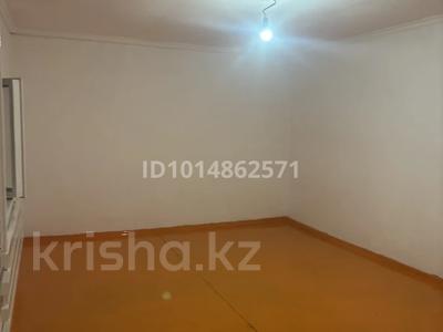 Жеке үй · 2 бөлме · 45 м² · 8 жүзд., Самал-3 ш/а. 39 — 6 поликлиникаға қарама-қарсы,2бөлмелі,су,свет,газ,душы бар ішінде.Қыста жылы отопление ,тепло пол, бағасы: 70 000 ₸ в Шымкенте, Абайский р-н