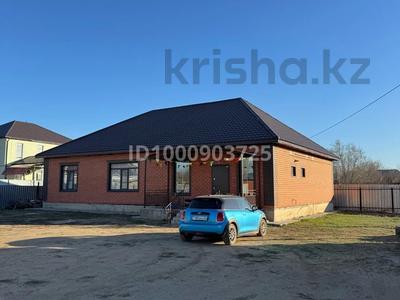 Продажа домов и дачи в Актюбинской обл.: Часть дома · 5 комнат · 180 м² · 15 сот., Сары Батакулы 2 — Сары Батакулы за 60 млн 〒 Часть дома · 5 комнат · 180 м² · 15 сот., Сары Батакулы 2 — Сары Батакулы за 60 млн 〒 в Актобе, жилой массив Жилянка