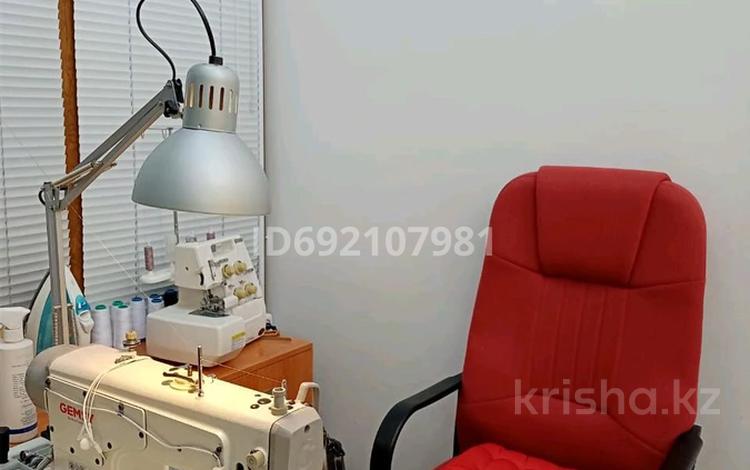 Бутик по пошиву и ремонту одежды, 8.5 м² за 900 000 〒 в Кокшетау — фото 2