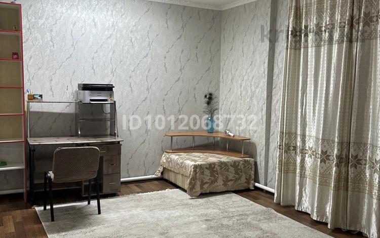 Дом · 8 комнат · 300 м², Богенбай батыра 70 — Пересечение с ул.Тукая за 60 000 ₸ в Семее — фото 2