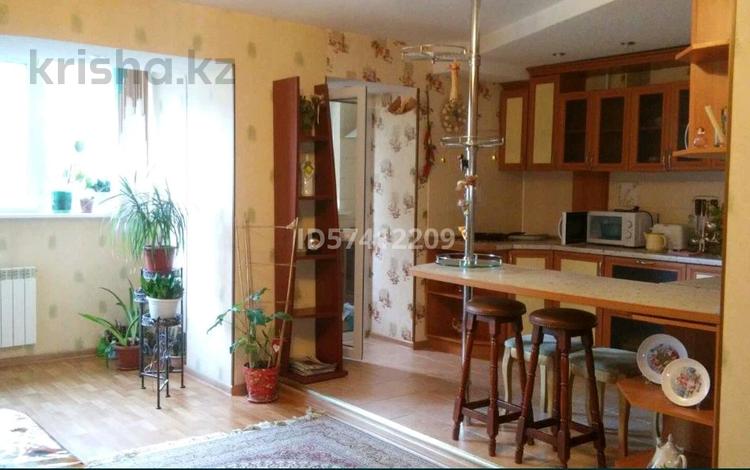 3-комнатная квартира · 70 м² · 2/5 этаж, мкр 8, Бр .Жубановых 287 за 12 000 〒 в Актобе — фото 3