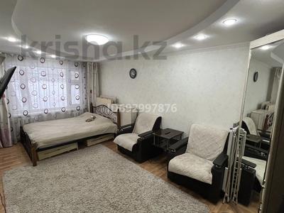 1-комнатная квартира, 30.6 м², 1/5 этаж помесячно, 17 мкр 39а за 130 000 〒 в Караганде, Казыбек би р-н
