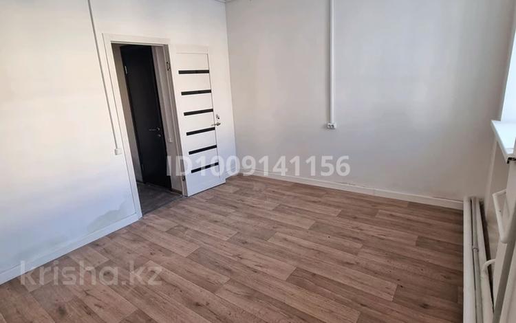 Кеңселер, кабинеттер және жұмыс орындары · 12 м², бағасы: 65 000 ₸ в Атырау, мкр Центральный — фото 2
