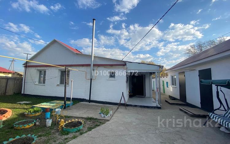 Отдельный дом · 4 комнаты · 80 м² · 7 сот., Железнодорожная 60 — Возле 5 школа,Магазин “Рахмет”,музыкальная школа за 27 млн 〒 в Аксае — фото 2