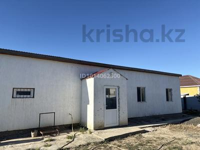 Отдельный дом · 2 комнаты · 65 м² · 10 сот., Оркен - 2, 36 27 — Магазин урпак напротив за 100 000 ₸ в Атырау