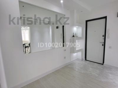 2-комнатная квартира · 55 м² · 1/5 этаж, мкр Центральный — Район Светланы, гостиница АкЖайык за 25 млн 〒 в Атырау