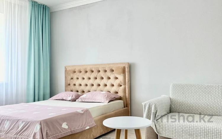 1-комнатная квартира · 55 м² · 6/9 этаж, 2 микрорайон 11б за 11 000 〒 в Атырау, мкр Авангард-2 — фото 2