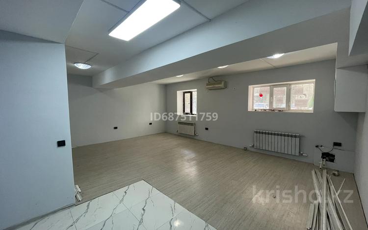 Еркін, кеңселер, қоймалар, сұлулық салондары • 100 м², бағасы: 370 000 〒 в Атырау, мкр Центральный — фото 2