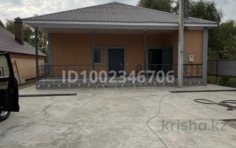 Отдельный дом · 3 комнаты · 200 м² · 6.5 сот., Асфальтовая 51 за 350 000 ₸ в Уральске — фото 2