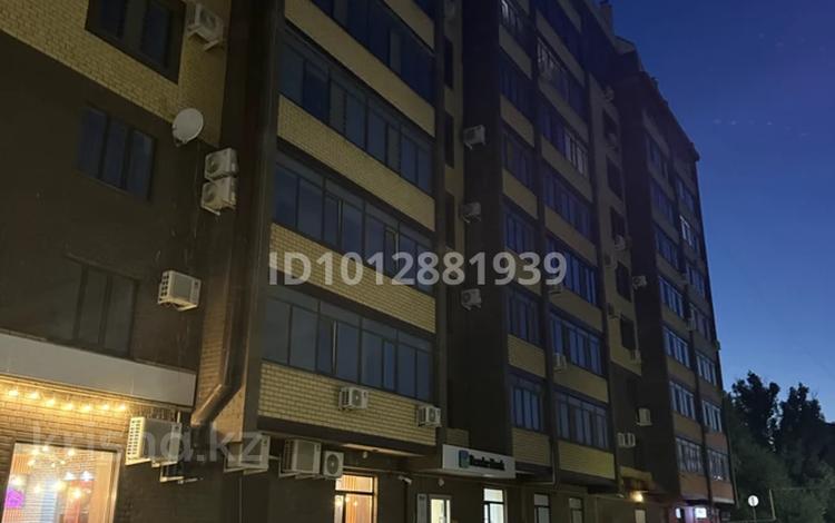 3-бөлмелі пәтер · 96 м² · 5/9 қабат, скоробогатова 65/1 — галактики, бағасы: 52 млн ₸ в Уральске — фото 2