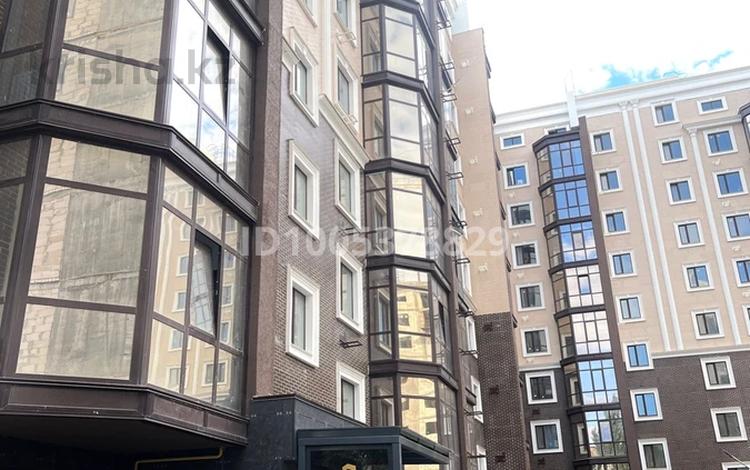 2-комнатная квартира · 71.6 м² · 3/9 этаж, Молдагуловой 5/4 за 41.8 млн 〒 в Уральске — фото 18