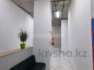 Свободное назначение, офисы, магазины и бутики, салоны красоты, медцентры и аптеки, образование, развлечения, конференц-залы, кабинеты и рабочие места · 171 м² за 1.8 млн ₸ в Астане, Нура р-н