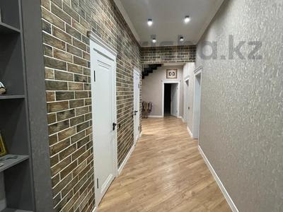 Отдельный дом · 6 комнат · 240 м² · 5 сот., мкр Айгуль, Миханова — С Тюленина за 130 млн ₸ в Уральске