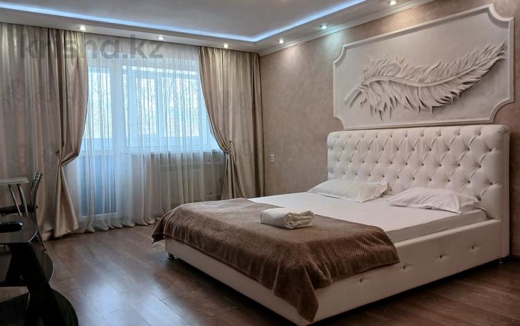 1-комнатная квартира, 35 м² посуточно, Назарбаева 27А за 10 000 〒 в Караганде, Казыбек би р-н — фото 9