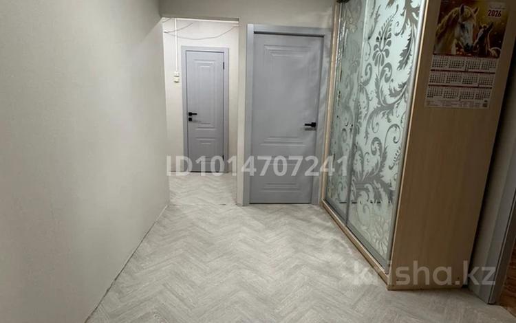 3-комнатная квартира · 62.5 м² · 9/9 этаж, мкр 4, Ларина 8/1 — Авто парк Сары арка2 за 19 млн ₸ в Уральске — фото 2