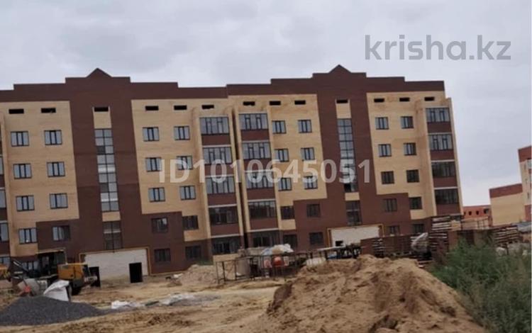 2-бөлмелі пәтер · 78 м², мкр. Алтын орда, Ораз Татеулы 15а — Касында Акбобек мектеп дал касында, бағасы: 26 млн 〒 в Актобе — фото 3