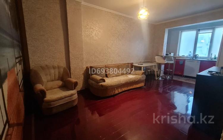 2-комнатная квартира · 60 м² · 10/16 этаж, мкр Жетысу-3 52 за 240 000 ₸ в Алматы, Ауэзовский р-н — фото 2