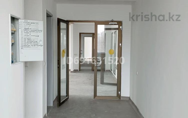 Свободное назначение, офисы, магазины и бутики, салоны красоты, бани, гостиницы и зоны отдыха, медцентры и аптеки, образование, развлечения · 1001 м² за 200 млн 〒 в Шымкенте, Каратауский р-н — фото 4