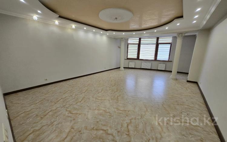 3-бөлмелі пәтер · 160 м² · 9/12 қабат, Самал-2 ш/а. 58, бағасы: ~ 131.3 млн ₸ в Алматы, Медеуский р-н — фото 9