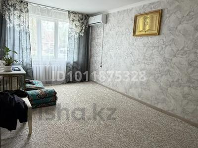 3-комнатная квартира · 60 м² · 1/5 этаж, Ихсанова 87 — 21 школа за 18 млн ₸ в Уральске, мкр Школьник