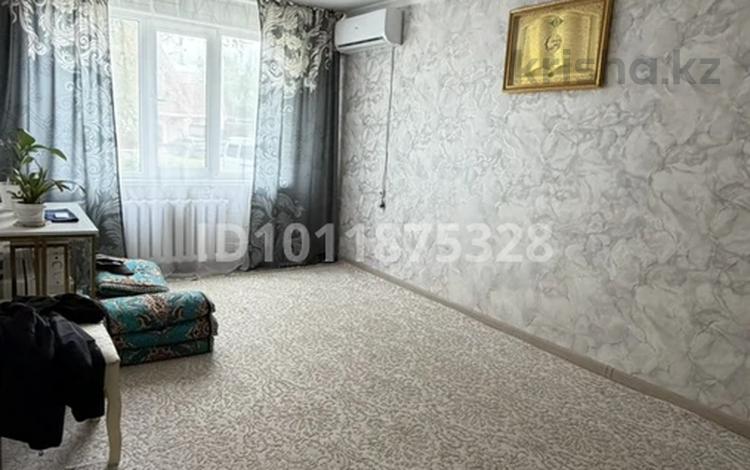 3-бөлмелі пәтер · 60 м² · 1/5 қабат, Ихсанова 87 — 21 школа, бағасы: 18 млн ₸ в Уральске, мкр Школьник — фото 2