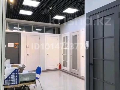 Бизнес, магазин межкомнатных дверей и напольных покрытий · 35 м² за 400 000 ₸ в Астане, Есильский р-н