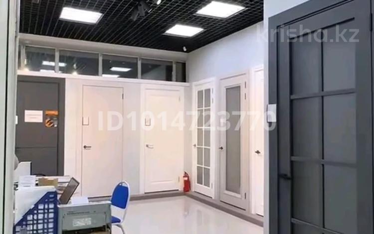 Бизнес, магазин межкомнатных дверей и напольных покрытий · 35 м² за 400 000 ₸ в Астане, Есильский р-н — фото 2