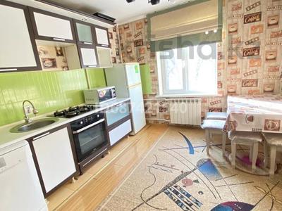 2-комнатная квартира, 47 м², 2/5 этаж помесячно, мкр Аксай-4 87 — Саина домостроительная за 300 000 〒 в Алматы, Ауэзовский р-н